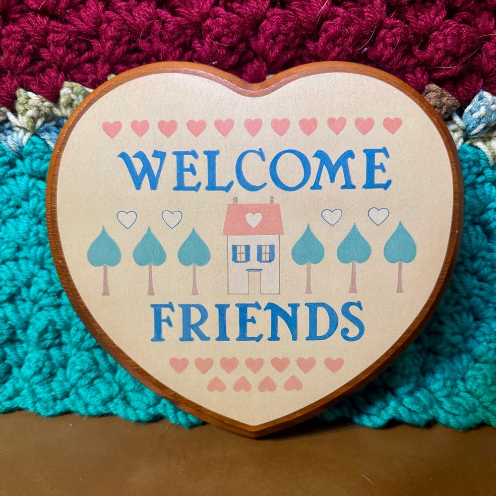 VTG 90s wooden “welcome friends” hanging sign 
Great condition